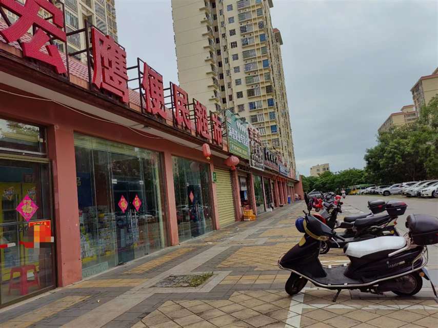 昌江华田商业广场对面小区出入口铺面转让