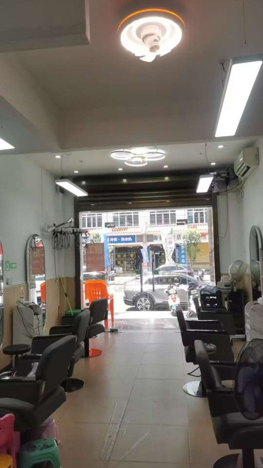 临高县文明中路营业中美容美发店转让